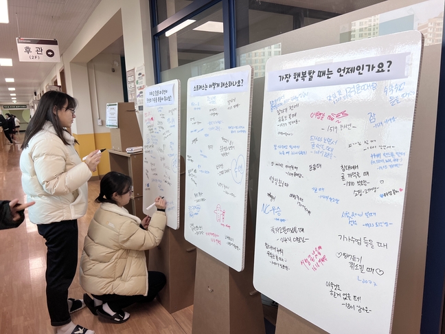 충주 예성여고, 학교 안 작은 독립서점 전시