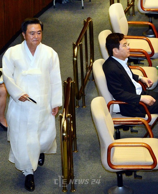 김태흠 의원, 한산 세모시 입고 국회 등원