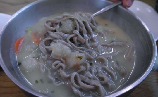구수하고 담백한 옹심이 메밀칼국수의 맛