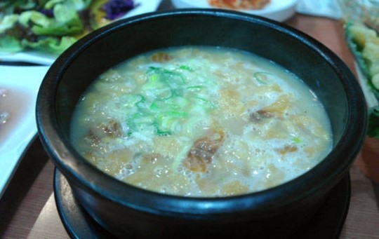 용대리 황태로 진한 국물 맛이 일품인 ‘옥분 황태곰탕’