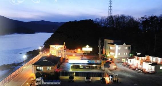 인천 강화도에서 활어회와 펜션을 한번에! 강화도바우펜션횟집