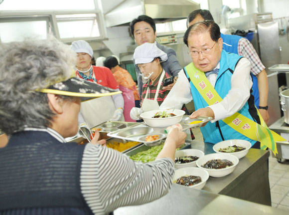 <사진>김희수 건양대 총장, 대전시노인복지관서 일일명예관장 체험