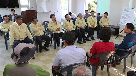 충남도의회 정책특위 안면도서 도정 맹폭