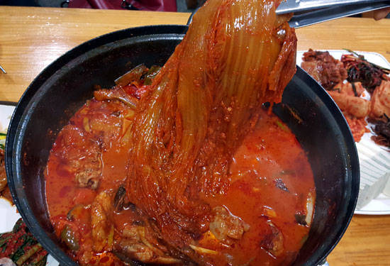 두부김치로 유명해진 대폿집 분위기 초가집
