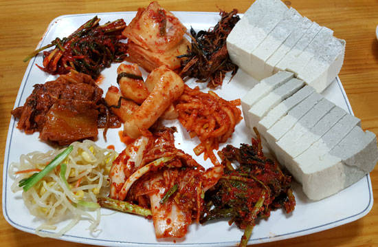 두부김치로 유명해진 대폿집 분위기 초가집