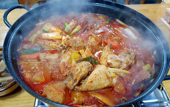 두부김치로 유명해진 대폿집 분위기 초가집