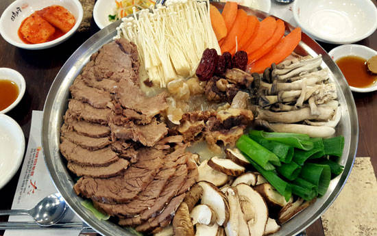 진한 육수와 대파의 절묘한 조화 ‘이화수 전통육개장’