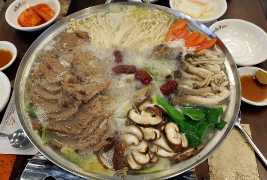 진한 육수와 대파의 절묘한 조화 ‘이화수 전통육개장’