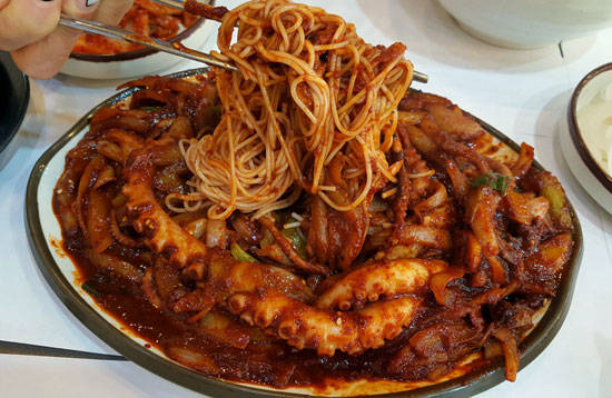 불향 머금은 매콤한 낙지볶음과 청국장의 맛 ‘시골길’