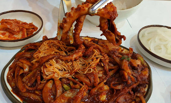 불향 머금은 매콤한 낙지볶음과 청국장의 맛 ‘시골길’