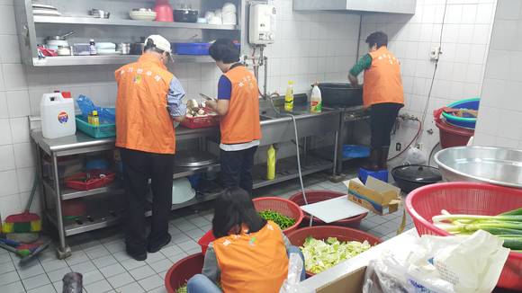 판암1동 복지만두레, “어르신들 맛있게 잡수세요!”