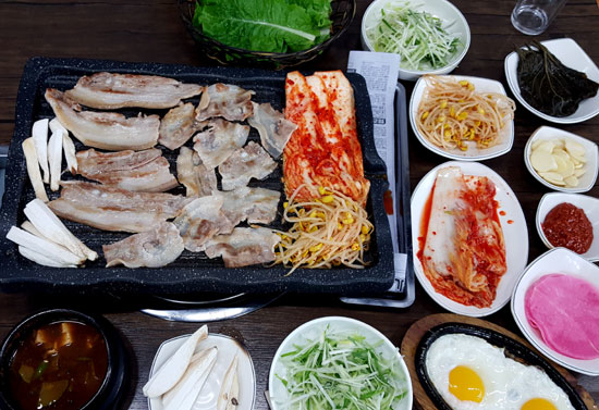 직장인의 애환 서려있는 선술집 ‘와와 삼겹살’