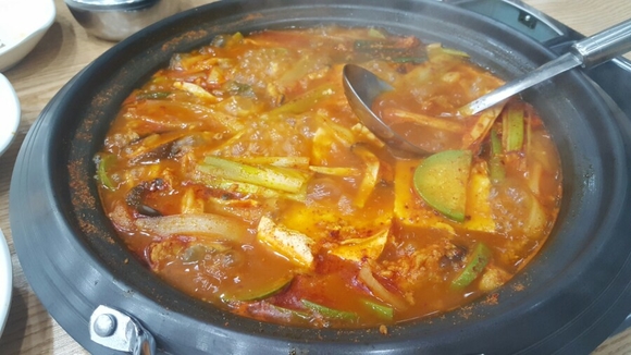 돼지고기와 진한 국물 맛 일품인 둔산동맛집 촌돼지찌개