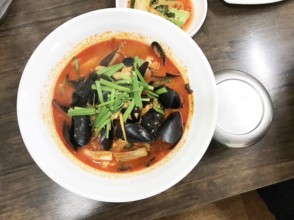 강릉 맛집 ‘김우정 초당 짬뽕순두부’ 이색 메뉴로 인기