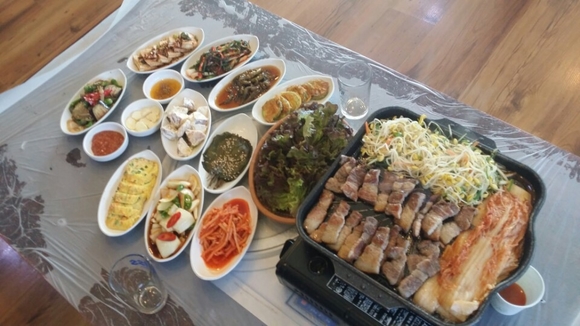 단골고객 양산해내는 비발디파크맛집 볏짚삼겹살 별미 특징은?