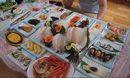 속초 맛집 ‘스끼다시천국 횟집’ 20가지 이상의 푸짐한 상차림 제공