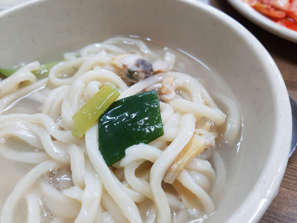 대부도 맛집 ‘엄지척까투리할매손칼국수’, 주문 즉시 끓여내는 바지락손칼국수 ‘눈길’