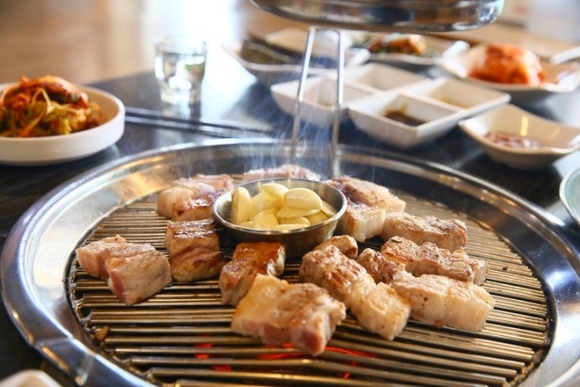 25년 경력과 전통 자랑하는 이천맛집 국내산 생삼겹살 맛 화제
