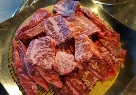 연말연시 소고기로 대동단결! 목동역맛집 7% 한우 부위의 희소성 주목