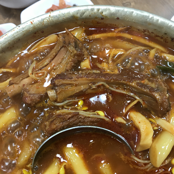 안산 중앙동 맛집 ‘양푼애등갈비’, 비법소스 활용한 등갈비 제공