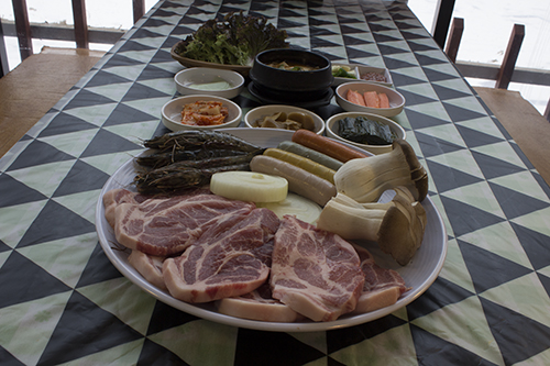 서울근교 가평 방문 시 숯불 생고기 모듬바베큐 맛집 여우사이 눈길