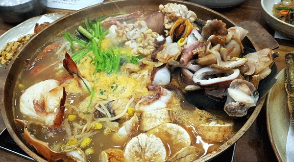 바다가재가 통째로 들어간 푸짐한 해물탕 세종해물탕
