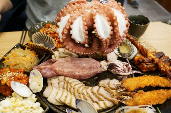 대표적인 남도 음식으로 등극한 광주 상무지구 맛집 황제해물문어보쌈