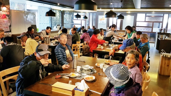 장대동 단홍갈비 어르신들에게 갈비탕 무료 제공