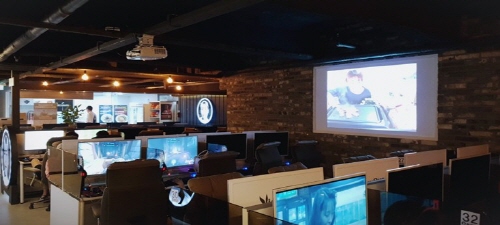 1층부터 5층까지 이어진 대기줄…철구PC방 부평점, 오픈부터 초대박