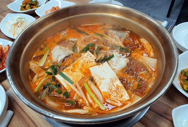 고향의 맛 느끼는 제갈량 양푼이 동태찌개