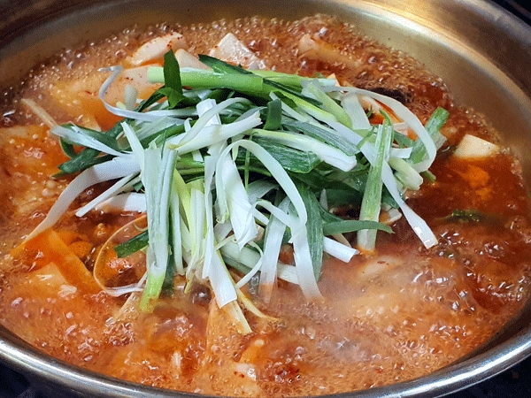고향의 맛 느끼는 제갈량 양푼이 동태찌개