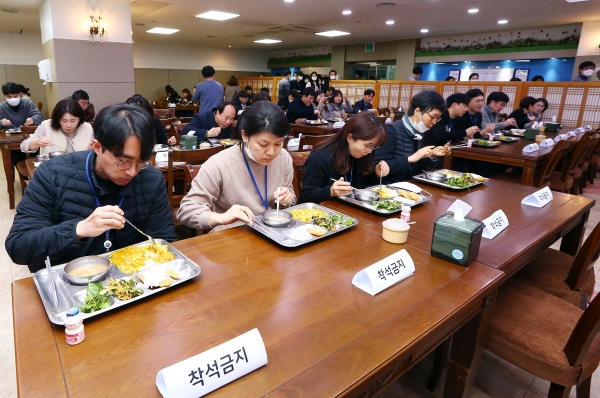 [사진] 코로나19가 바꾼 유성구 구내식당 풍경