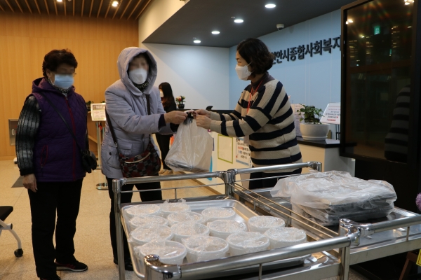 천안시종합사회복지관, 무료급식대상자 도시락·밑반찬 지원 눈길