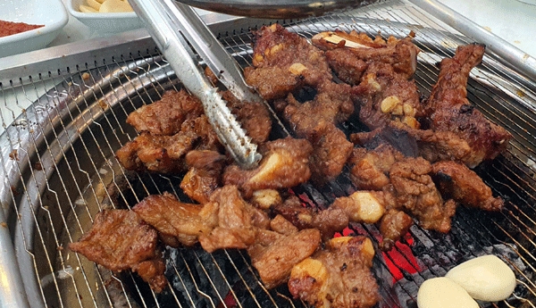 검증된 외식메뉴 돼지양념갈비와 평양냉면 유성 본 숯불갈비