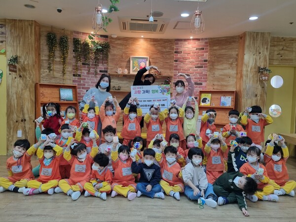 아이들세상유치원 아이들, 산내동에 용돈 모은 저금통 기부