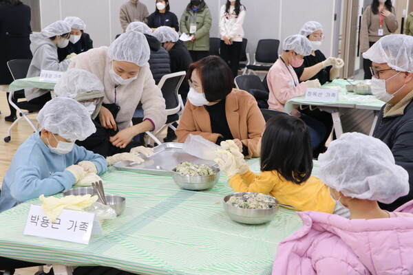 천안시종합사회복지관, 설맞이 만두 빚기 호응