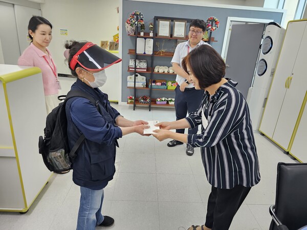 천안시종합사회복지관, 위기 가정에 성금 전달