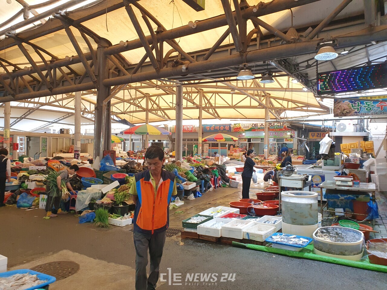 연휴 첫날 쓴웃음 보인 서천·보령·홍성시장 상인들..손님 없어 야속해