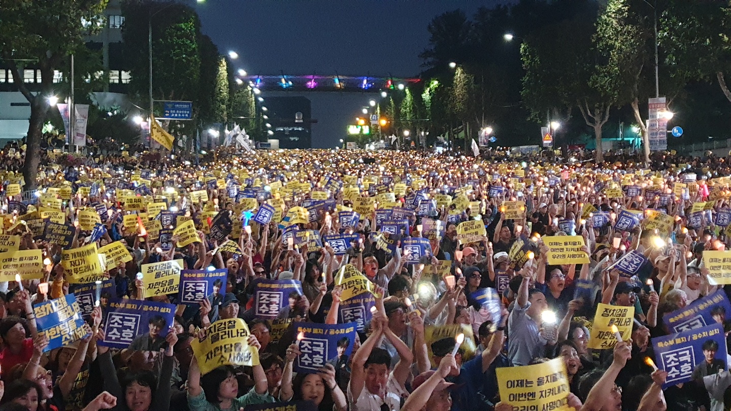 검찰개혁 촛불집회 150만명 운집…서초동 촛불 물결