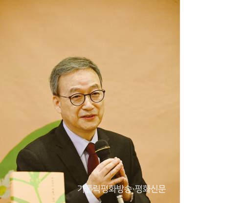 우리시대 대표 서정시인, 외로운 영혼들을 어루만지다