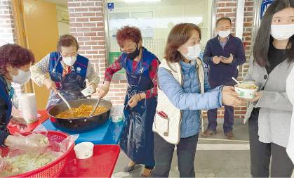 복지시설 사람들에게 맛난 간식을! ‘달리는 분식포차’ 호응