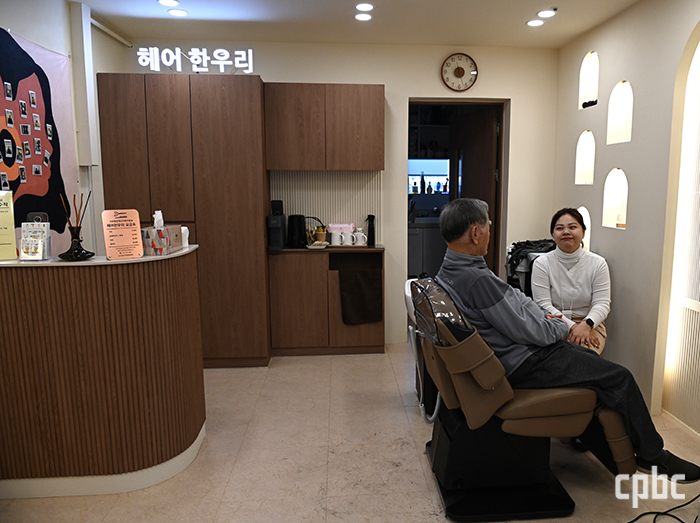 휠체어 탄 채 헤어 서비스, 장애인 친화 미용실 ‘환영’