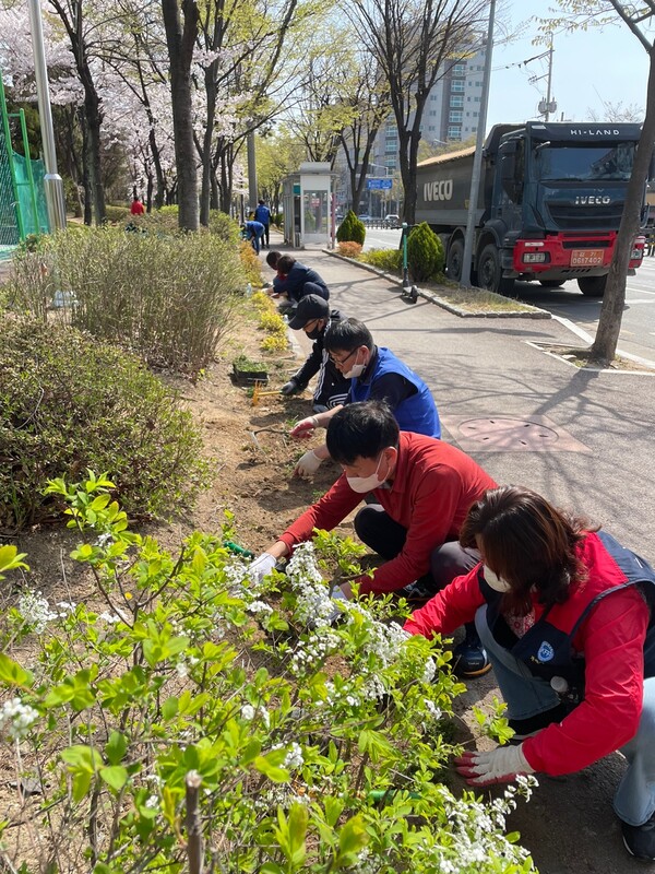 GS파워, 꽃잔디 심기 행사로 아름다운 신흥마을 가꾸기 나서