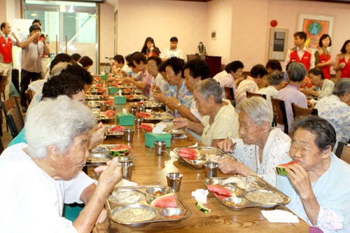롯데백 광주점 독거노인에 삼계탕 대접