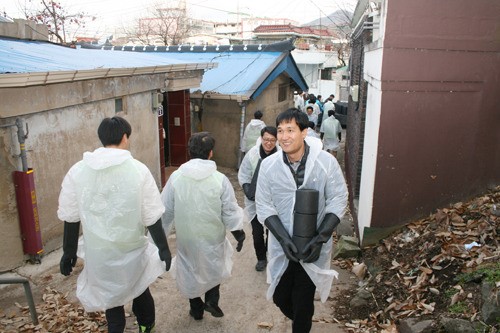 광주도시철도공사 연탄 나르기 봉사