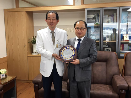 광주장애우권익문제연구소, 조선대병원·호남권역 재활병원에 감사패 전달