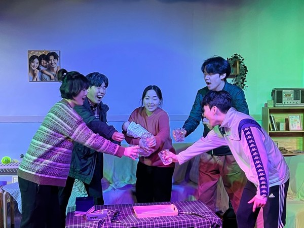 무거운 주제 억지웃음 개콘 느낌