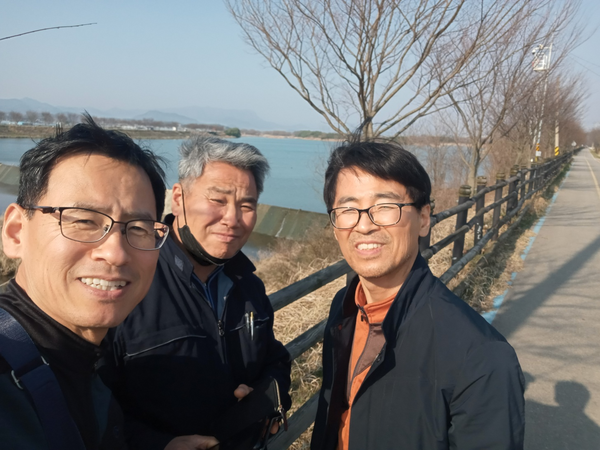 삼형제 힘 합하니 마당일도 금방이라