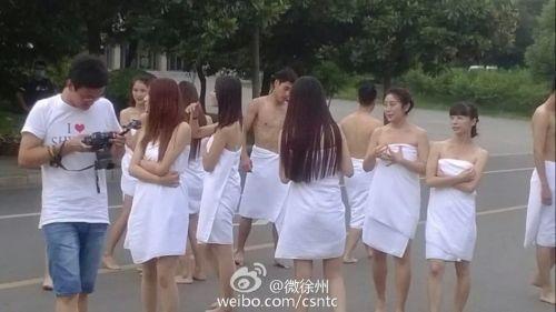 수건 한 장만 걸친 채 졸업사진 찍은 중국 대학생들
