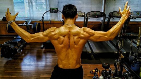 폐 수술 극복하고 아시아 턱걸이 챔피언 된 남성 사연